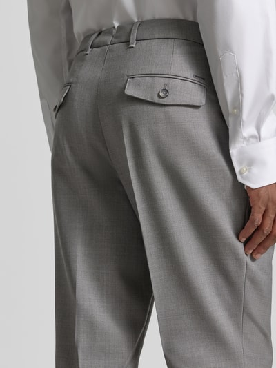 Männermodel trägt smalle grijze broek van scheerwol model 'H-Perin' van BOSS, Heren, detailopname rugzijde