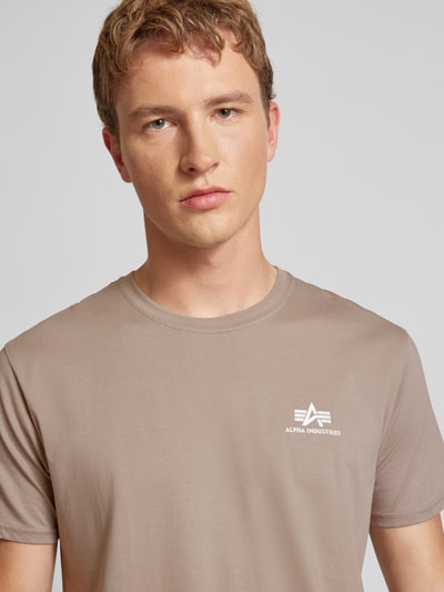 Alpha Industries T-shirt z nadrukiem z logo Piaskowy 3