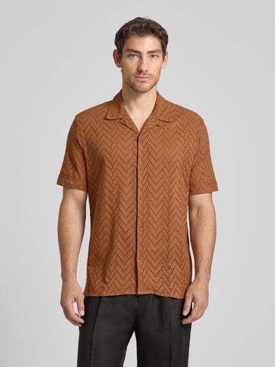 Männermodel trägt Relaxed Fit Freizeithemd mit Lochmuster Modell 'Honolulu' von Antony Morato in Braun, Reine Baumwolle, Ganzkörperansicht von vorne.