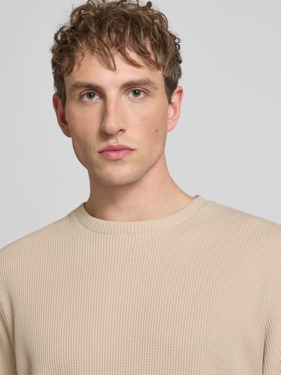 Männermodel trägt Regular Fit T-Shirt aus Baumwoll-Mix Modell 'TOBIE' von Only & Sons, Optik: Unifarben, Waffel-Struktur, Nahaufnahme Oberkörper.