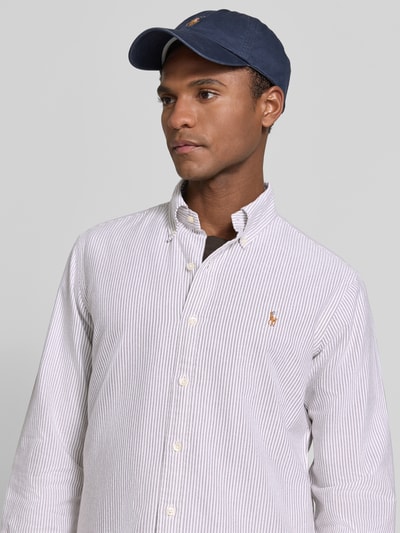 Męski model nosi Regular Fit Freizeithemd aus reiner Baumwolle von Polo Ralph Lauren, białe i szare paski, koszula casualowa, zbliżenie na górną część ciała