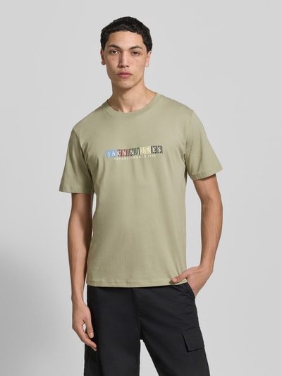 Männermodel trägt T-Shirt aus Bio-Baumwolle Modell 'NANTUCKET' von Jack & Jones, Label-Print, gerade Passform, Nahaufnahme Oberkörper.
