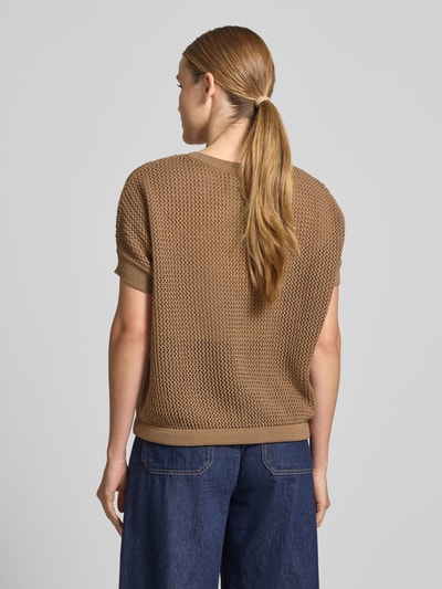 Frauenmodel trägt Strickpullover mit Ziersteinbesatz und Tunnelzug von monari, Farbe Braun, Reine Baumwolle, Relaxed-Fit, Rückenlänge 55 cm, Ärmellänge 16 cm, Ganzkörperansicht Rückansicht.