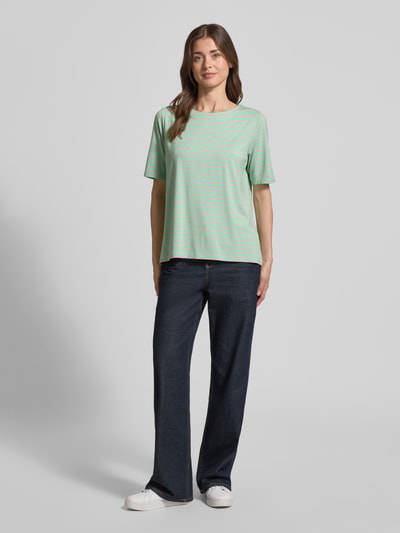 Frauenmodel trägt Relaxed Fit T-Shirt aus Viskose-Mix von Milano Italy in Hellgrün mit feinen Streifen, Rundhalsausschnitt, Kurzarm, Ganzkörperansicht von vorne.