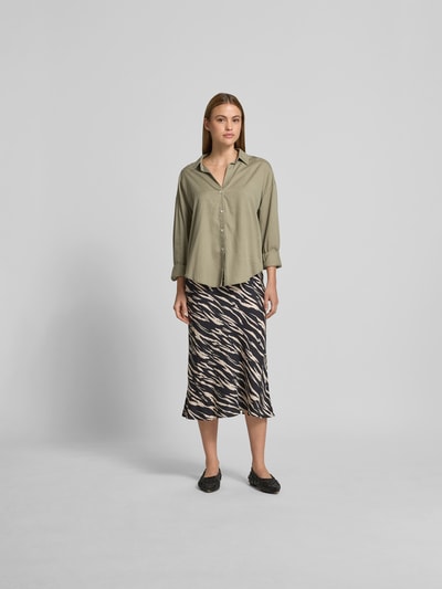 Frauenmodel trägt Langarmbluse mit Lyocell-Anteil von Juvia in Olive, relaxed Fit, Hemdblusenkragen, durchgehende Knopfleiste, langärmelig, Rückenlänge 73 cm, Ärmellänge 68 cm, Baumwol-Lyocell-Mix, Ganzkörperansicht von vorne.