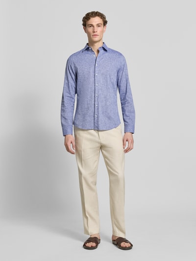 Männermodel trägt Slim Fit Freizeithemd mit Leinen-Anteil von Roy Robson in Blau, Kent-Kragen, langärmelig, Baumwoll-Leinen-Mix, Ganzkörperansicht von vorne. Rückenlänge 75 cm, Schulterbreite 45 cm, Ärmellänge 68 cm, durchgehende Knopfleiste, Herren.