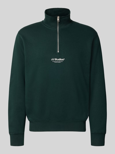 Produktfoto, Regular Fit Sweatshirt aus Baumwoll-Mix Modell 'Soho' von JACK & JONES in Dunkelgrün, Logo-Print, Troyer-Kragen, elastische Abschlüsse