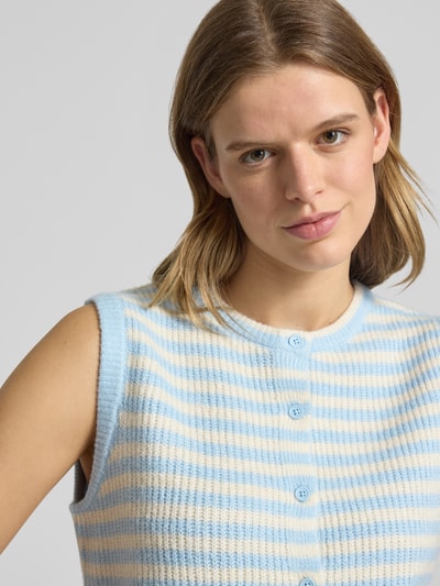 Frauenmodel trägt Regular Fit Strickweste mit Woll-Anteil Modell 'MALOU' von Pieces, Optik:Allover-Muster, gestreift, Rippstrick, Nahaufnahme Oberkörper.