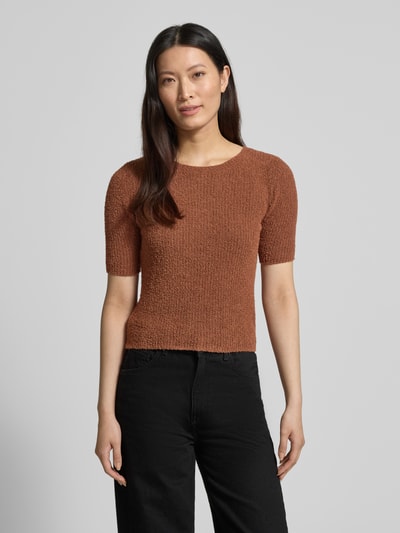 Frauenmodel trägt T-Shirt in Strick-Optik mit Rundhalsausschnitt von Rich & Royal, braun, Baumwoll-Mix, Straight Fit, Ganzkörperansicht von vorne.