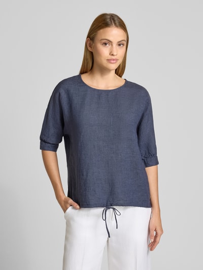 Frauenmodel trägt Leinenbluse mit Kordelzug und Rundhalsausschnitt von Fynch-Hatton in Dunkelblau, locker geschnitten, 3/4-Arm, aus reinem Leinen, Vorderansicht Oberkörper.