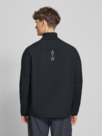 Männermodel trägt schwarze Softshell-Jacke mit Reißverschlusstaschen Modell 'ELITE' von HALO, Regular-Fit, Stehkragen, Label-Print, Ganzkörperansicht Rückansicht. Rückenlänge 71 cm, Schulterbreite 55 cm, Brustweite 60 cm, Ärmellänge 63 cm.
