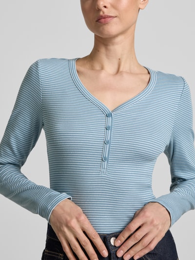 Frauenmodel trägt Regular Fit Langarmshirt mit Henley-Ausschnitt von Tom Tailor Denim, efekt: jednolity kolor, krój regular fit, dekolt henley, długi rękaw, mieszanka bawełny, Nahaufnahme Oberkörper