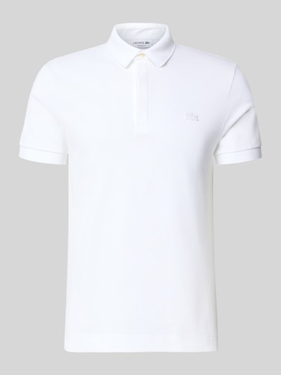 Produktfoto, Regular Fit Poloshirt aus Baumwoll-Mix von Lacoste, biały, gładka faktura, krój regular fit, logo haftowane, kołnierzyk polo, krótkie rękawy z prążkowanym mankietem, rozcięcia po bokach, materiał pique z bawełnianej mieszanki