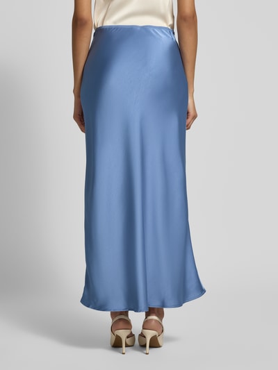 Kobiece modelka nosi Długa spódnica z satyny Maxirock aus Satin Modell 'Vicky' od Neo Noir, prosty krój, elastyczny pas, całkowita długość 104 cm, szerokość w rozmiarze 36: 37 cm, gładka tekstura, widok całopostaciowy z tyłu.