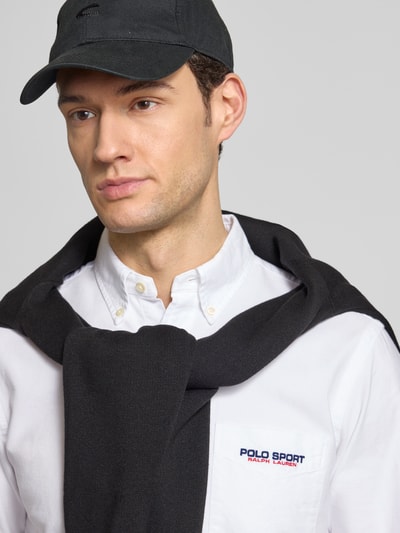 Männermodel trägt Regular Fit vrijetijdsoverhemd van puur katoen van Polo Ralph Lauren, look: effen, gestikt logo, nahaufnahme bovenlichaam.