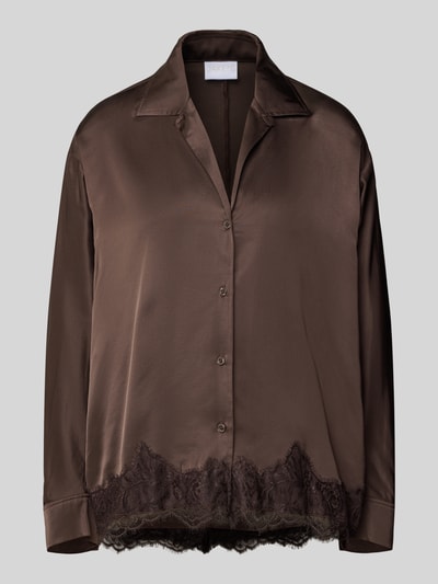Produktfoto, braune Relaxed Fit Bluse aus Viskose mit Spitzenbesatz und Reverskragen von Jake*s Collection vor grauem Hintergrund.