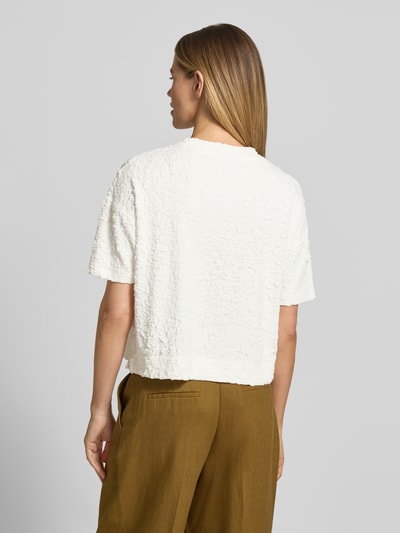 Vrouwenmodel draagt Relaxed Fit T-Shirt uit elastische viscosemix, model 'Keena' van Someday, structuurpatroon, wit, detailopname rugaanzicht.