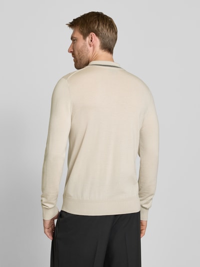 Männermodel trägt Regular Fit Poloshirt in Strick-Optik von Paul Smith in Beige, reine Wolle, gerippte Abschlüsse, Ganzkörperansicht Rückansicht.