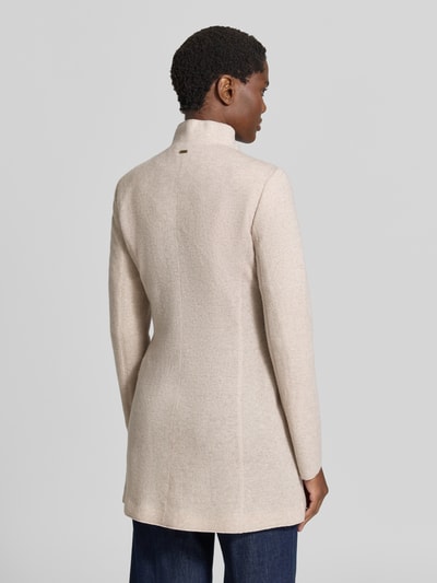 Frauenmodel trägt Mantel mit Woll-Mix von White Label in Beige, taillierte Passform, Stehkragen, Rückansicht, Ganzkörperansicht Rückansicht.