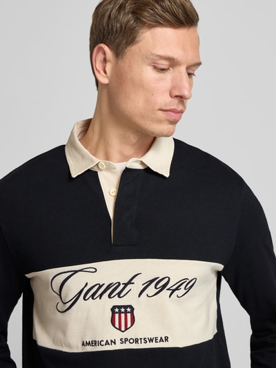 Männermodel trägt Sweatshirt mit Polokragen und verdeckter Knopfleiste von Gant, Reine Baumwolle, Regular-Fit, Nahaufnahme Oberkörper.