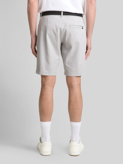 Männermodel trägt Regular Fit Chinoshorts aus Baumwoll-Mix von Tom Tailor Denim in Bi-Color-Optik mit Gürtel, seitliche Eingrifftaschen, Gesäßtasche, Ganzkörperansicht Rückansicht.