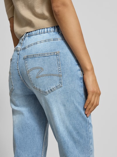 Frauenmodel trägt Jeans mit 5-Pocket-Design von ZABAIONE in Hellblau, Baumwoll-Mix, gerader Schnitt, Nahaufnahme Rückansicht.