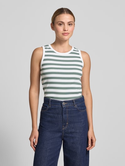 Frauenmodel trägt Slim Fit Top mit Rundhalsausschnitt Modell 'Effy' von FREE/QUENT mit grünen und weißen Streifen, Baumwoll-Mix, Ganzkörperansicht von vorne.