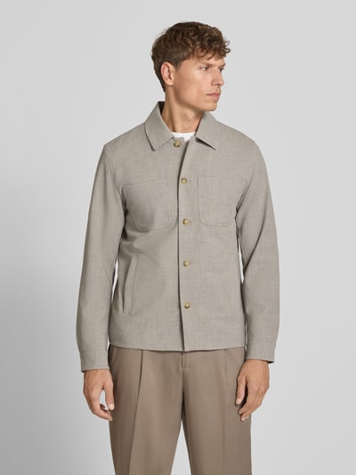 Männermodel trägt Regular Fit Hemdjacke mit Brusttaschen von Les Deux in Beige mit Kentkragen, Knopfleiste, Label-Patch, Ganzkörperansicht von vorne. Rückenlänge bei Größe M: 69 cm, Schulterbreite bei Größe M: 47 cm, Brustweite bei Größe M: 54 cm, Ärmellänge bei Größe M: 65 cm.