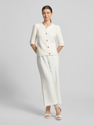 Modelka kobieca ma na sobie biały Cardigan in Strick-Optik Modell 'Marle' od GUIDO MARIA KRETSCHMER WOMAN, krój slim fit, przód, widok całej sylwetki.