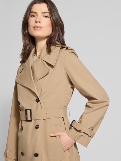 Frauenmodel trägt Regular Fit Mantel mit abnehmbarem Stoffgürtel Modell 'Talya' von SAVE THE DUCK in Beige, Reverskragen, doppelte Knopfleiste, Eingrifftaschen, glatte Textur, Nahaufnahme Oberkörper. Rückenlänge 94 cm, Schulterbreite 43 cm, Brustweite 48 cm, Ärmellänge 61 cm, Größe S.