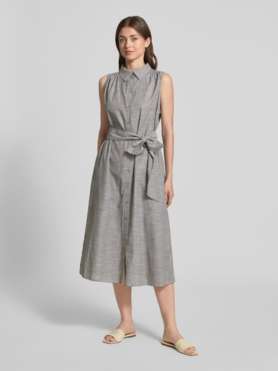 Frauenmodel trägt Hemdblusenkleid mit Bindegürtel Modell 'Skye Sunna' von My Essential Wardrobe, grau gemustert, Baumwolle, Ganzkörperansicht von vorne.