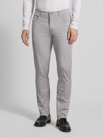 Männermodel trägt Regular Fit Stoffhose mit Lyocell-Anteil Modell 'Cadiz' von Brax, hellgrau, 5-Pocket, glatte Textur, Nahaufnahme Oberkörper. Elastischer Baumwoll-Mix, Knopf- und Reißverschluss, Bundweite 107 cm, Innenbeinlänge 81 cm.