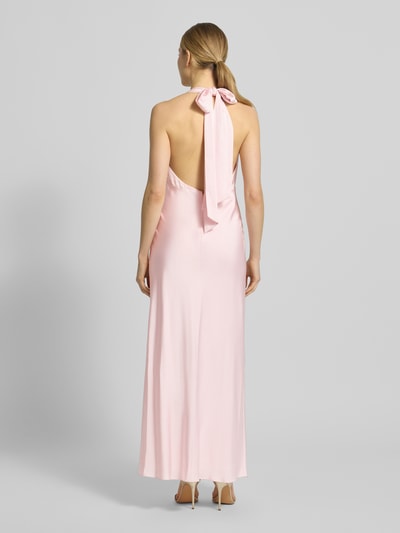 Modelka kobieca ma na sobie Maxikleid mit V-Ausschnitt Modell 'Dascha' od JOOP!, satynowa tkanina, różowy kolor, dopasowany krój, długość maxi, szerokie wiązanie na szyi, głęboki dekolt na plecach, zamek z tyłu, długość pleców w rozmiarze 36: 137 cm, szerokość w rozmiarze 36: 41 cm, widok całej sylwetki z tyłu