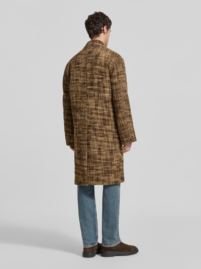 Männermodel trägt lange jas van Materiaalmix met wol, regular fit, Model 'MATESSO' van DRYKORN, bruin-beige, Met dubbele rij knopen, reverskraag, ruglengte maat M 111 cm, schouderbreedte 50 cm, borstwijdte 51 cm, mouwlengte 68 cm, Ganzkörperansicht Rückansicht.