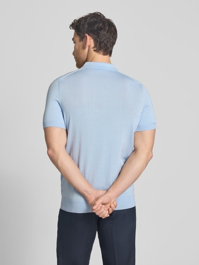Männermodel trägt Regular Fit Poloshirt aus reiner Baumwolle von Strellson in Strickoptik mit Struktur, hellblau, Feinstrick, Ganzkörperansicht Rückansicht.