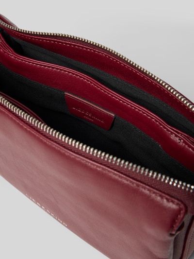 Produktfoto, Handtasche met label-detail model 'NINA' van LIEBESKIND BERLIN in bordeauxrood leer, met ritssluiting en zwarte binnenvoering.