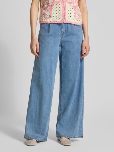 Frauenmodel trägt Jeans mit elastischem Bund und Eingrifftaschen Modell 'RUDY' von SUNCOO PARIS in hellem Blau, Wide Leg, Lyocell-Baumwoll-Mix, Ganzkörperansicht von vorne.