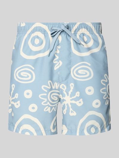 Produktfoto, Badehose mit Allover-Muster Modell 'PRINT' von Only & Sons in Hellblau mit weißen abstrakten Formen, elastischer Bund, Tunnelzug, seitliche Taschen, Gesäßtasche.