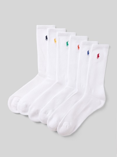 Produktfoto, weiße Socken aus Baumwoll-Mix im 6er-Pack von Polo Ralph Lauren Underwear mit verschiedenfarbenen Logo-Stickereien auf grauem Hintergrund.