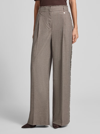 Frauenmodel trägt Hose mit Bügelfalten und Fransen von Liu Jo White im Allover-Look, Regular Fit, Material-Mix, Nahaufnahme Oberschenkel.