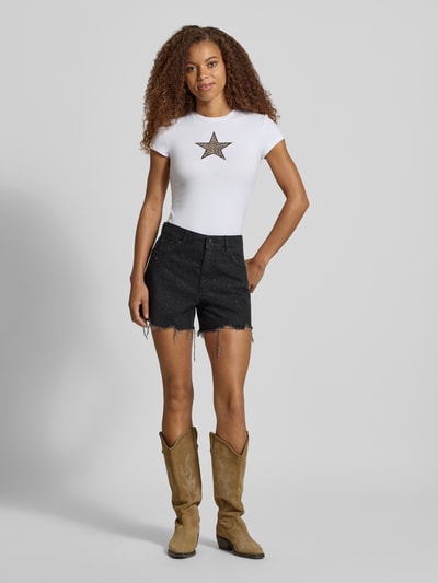 Vrouwenmodel draagt Regular Fit Jeansshorts uit puur katoen van REVIEW, 5-pocketmodel, met strass-steentjes, destroyed-look, zwart, knoop- en ritssluiting, frontale volledige lichaamsaanzicht.