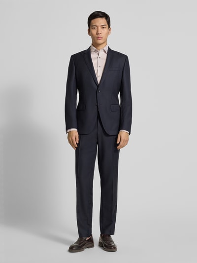 Männermodel trägt Slim Fit Businesshemd aus Baumwoll-Mix mit Haifischkragen von OLYMP Level Five, langärmelig, mit Sportmanschetten, Ganzkörperansicht von vorne.