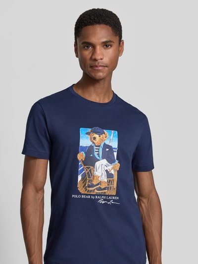 Männermodel trägt dunkelblaues Slim Fit T-Shirt aus reiner Baumwolle mit Polo-Bear-Print von Polo Ralph Lauren, Herren T-Shirt, Nahaufnahme Oberkörper