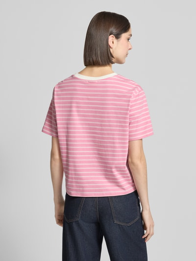 Kobiece model prezentuje Boxy Fit T-Shirt aus reiner Baumwolle von Tom Tailor Denim, wielokolorowe, paski, logo, okrągły dekolt, krótki rękaw, drobny prążkowany materiał, czysta bawełna, widok całej sylwetki z tyłu