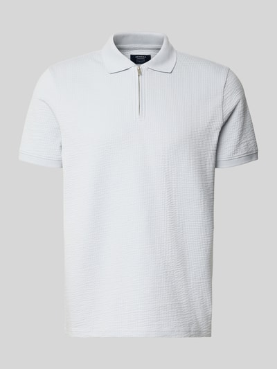 Produktfoto, Regular Fit Poloshirt mit Strukturmuster von MCNEAL in hellem Farbton aus elastischem Baumwoll-Mix, Reißverschluss, kurzärmelig, Rückenlänge 70 cm bei Größe M.