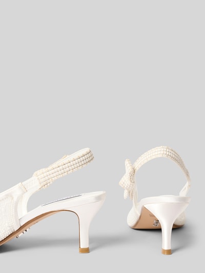 Produktfoto, Slingpumps mit Perlenbesatz Modell 'Ensemble' von Steve Madden in spitz zulaufender Form, Riemchen mit Schleifen-Detail, Pfennigabsatz, glatte Sohle, Absatzhöhe: 8 cm, Schaftweite: 5 cm, cremefarbene Textur