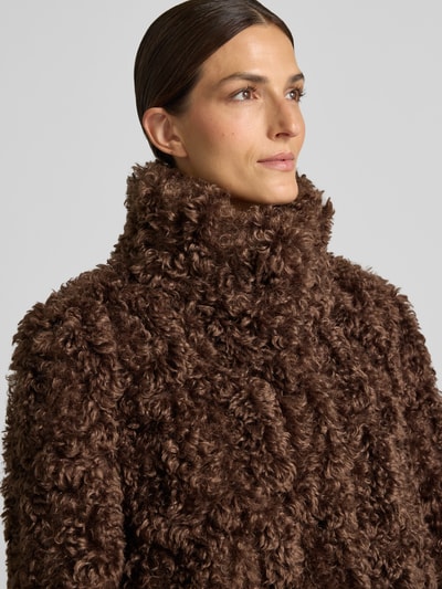 Frauenmodel trägt Regular Fit Jacke aus Teddyfell von White Label in Braun mit Umlegekragen und weicher Textur, Nahaufnahme Oberkörper. Damen Jacke, Rückenlänge 57 cm, Schulterbreite 44 cm, Brustweite 56 cm, Ärmellänge 75 cm.