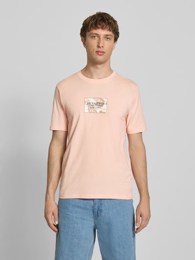 Männermodel trägt T-Shirt mit Label-Print von Jack & Jones, Reine Baumwolle, Gerader-Schnitt, Rundhalsausschnitt, Hellrosa, Ganzkörperansicht von vorne.