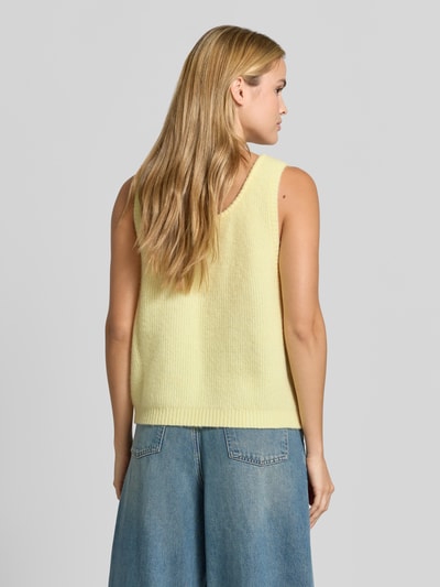 Frauenmodel trägt Relaxed Fit Pullunder aus Alpaka-Leinen-Mix Modell 'VITOW' von American Vintage in Gelb, Strickstruktur, Ganzkörperansicht Rückansicht.