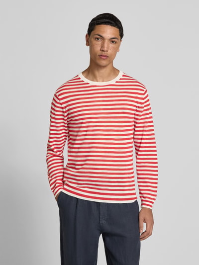 Männermodel trägt Longsleeve aus Leinen-Mix von Closed mit roten und weißen Streifen, Regular-Fit, Rundhalsausschnitt, Strick-Optik, langärmelig, Rückenlänge bei Größe M 69 cm, Ganzkörperansicht von vorne.